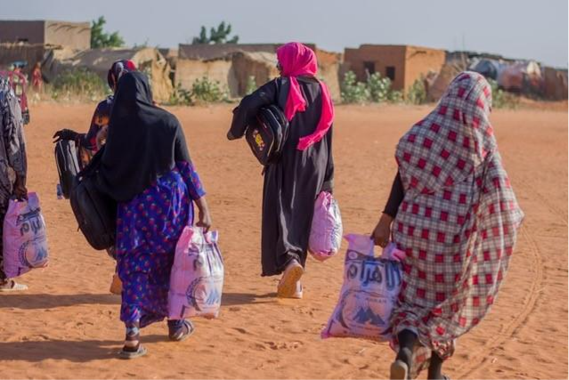 A group of women carrying bags

AI-generated content may be incorrect.